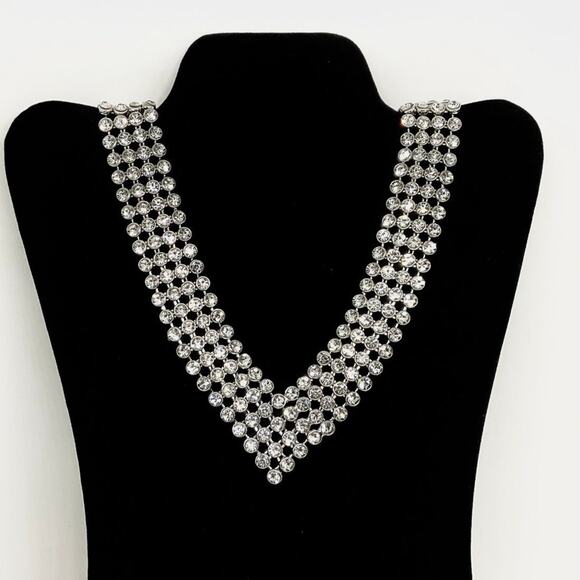 Austrian Crystal-Fashion Necklace in Silver Tone (20-22”) - Picture 1 of 4